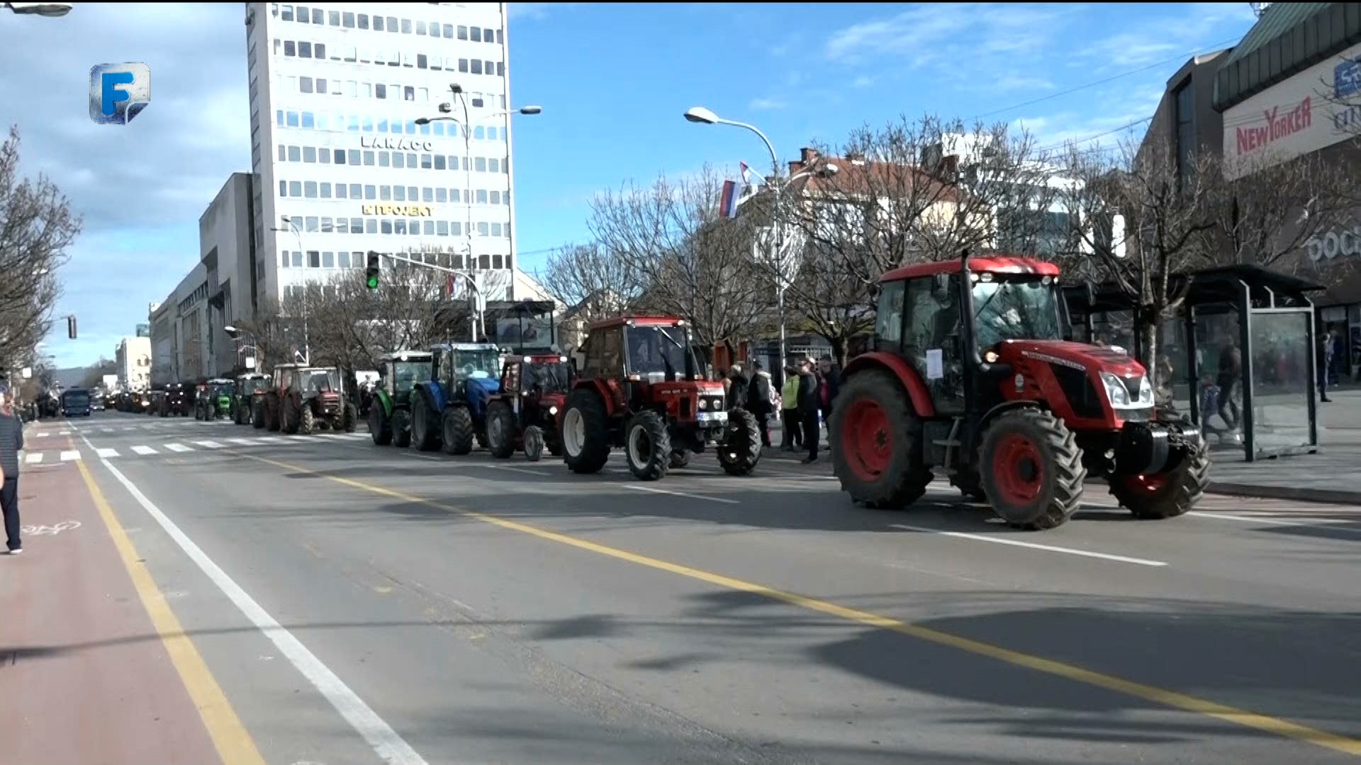 Traktori parkirani u centru Banje Luke, idući put dolaze s đubrivom